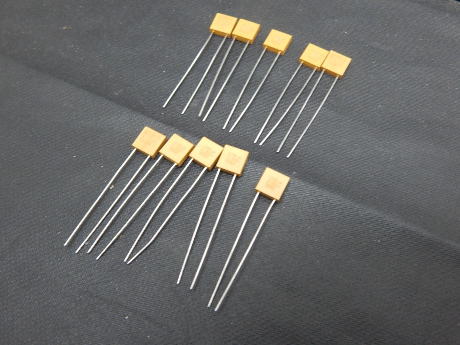 KEMET M39014/02-1407 CAPACITOR 1uF 50V 10% Radial 5.08mm – LOT OF 10 CAPACITORS
