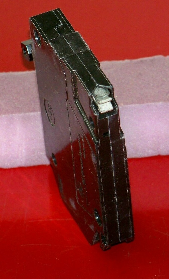 THQP115 GE 20 amp 120/240 volt 1 pole plug on breaker (thin)
