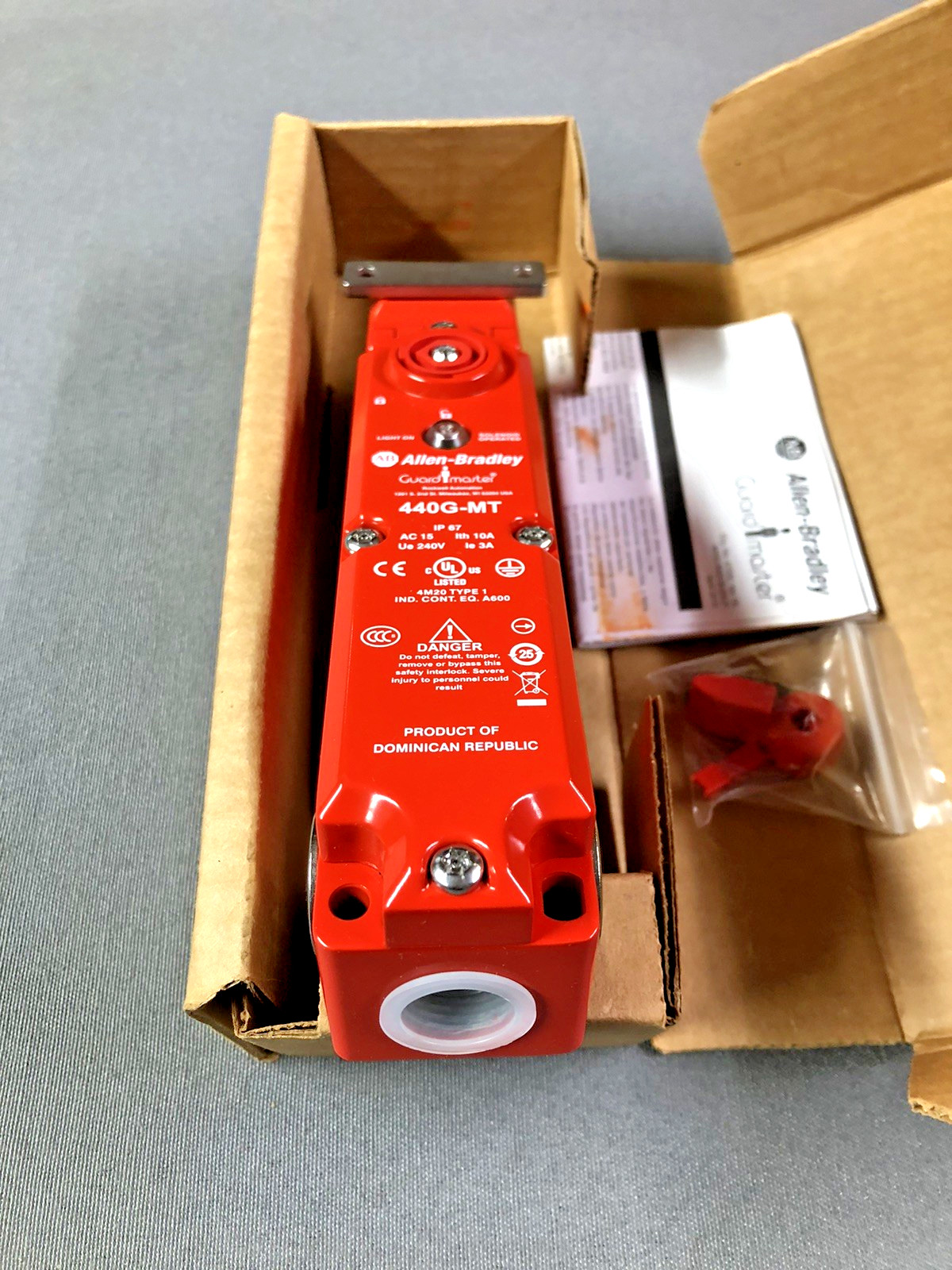 Allen-Bradley 440G-MT47037 Guardmaster Interlock Switch 3NO/1 NC 24V AC/DC