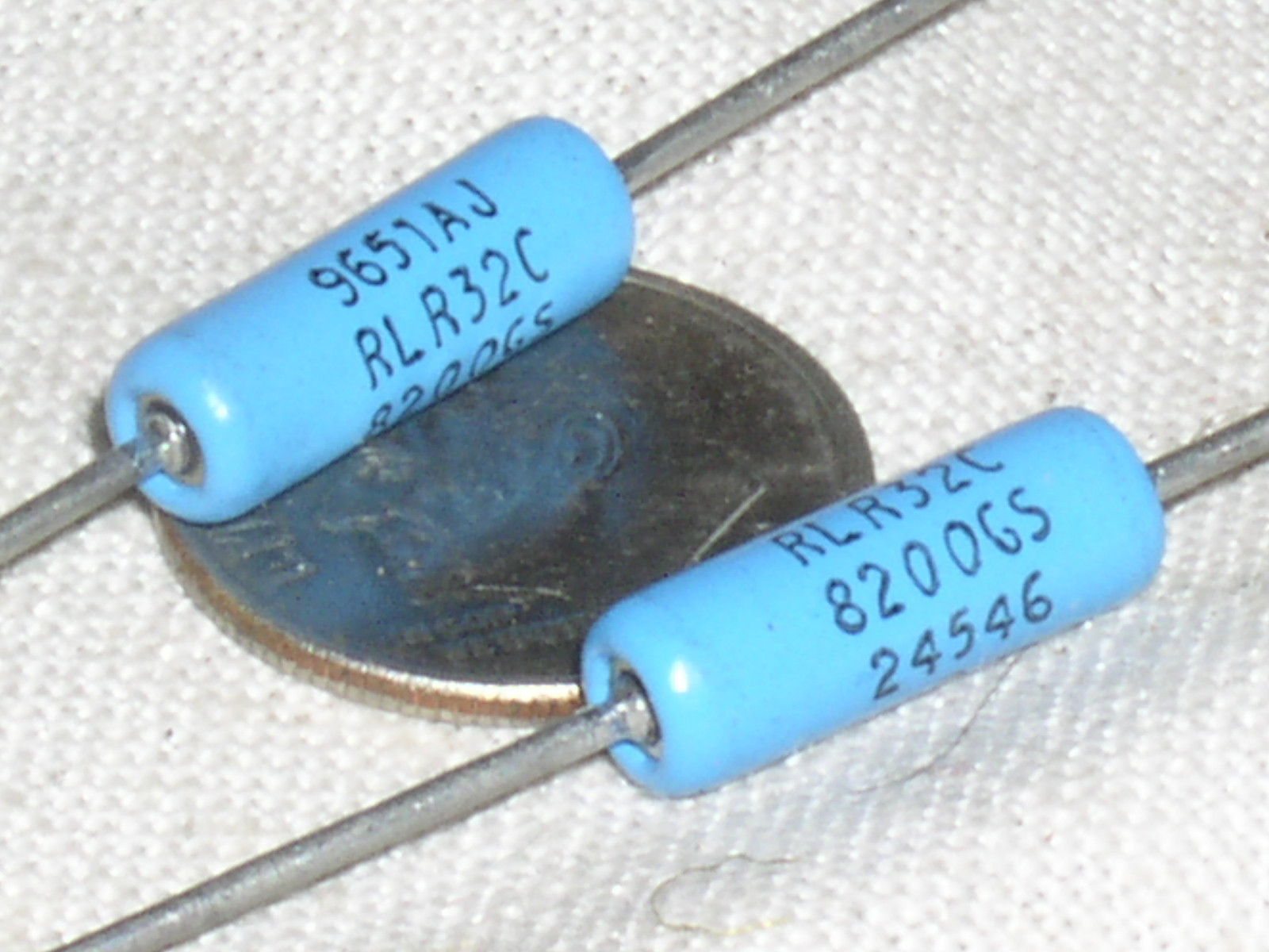 2 NOS BRAND NEW DALE RLR32C RLR32C8200GS MIL MILITARY RESISTOR 820 OHM MF 1W 2%
