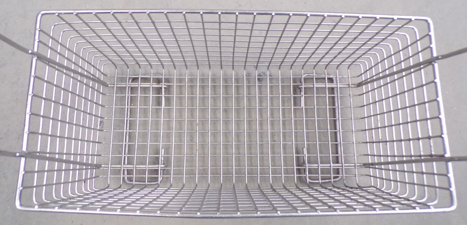 UNKNOWN BRAND DEEP FRYER BASKET, 22» X 10 5/8» X 11»