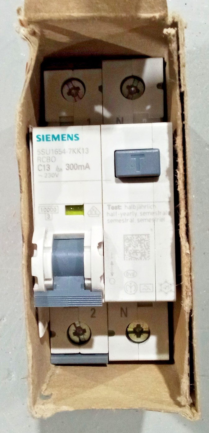 Siemens 5SU1654-7KK13 RCBO 13A C13 300mA 230V 1P+N Residual Current Breaker