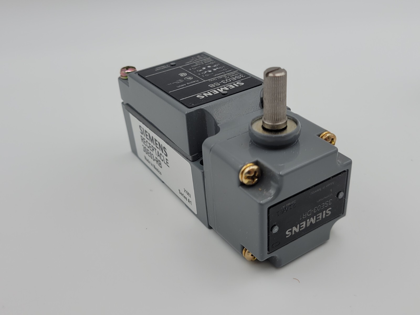 Siemens 3SE03-BR1 Limit Switch Side Rotary Plug-In Mount 2NO/2NC 6 Amp 120VAC