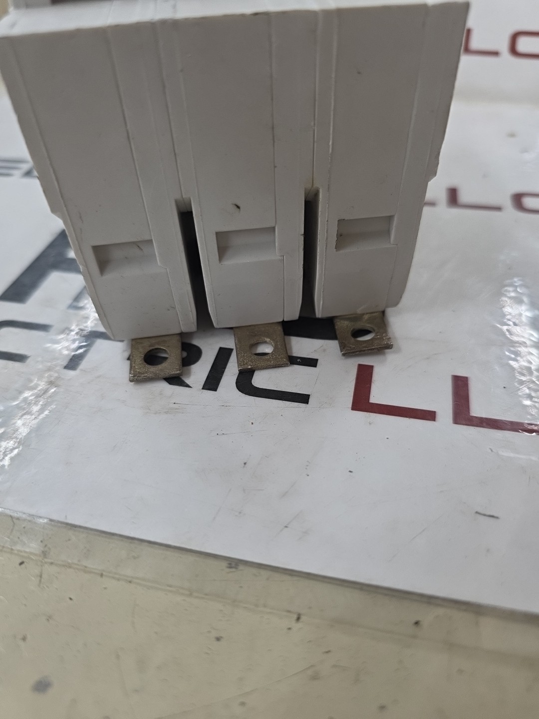 Siemens NGB3B020 3-Pole Circuit Breaker CHIPPED
