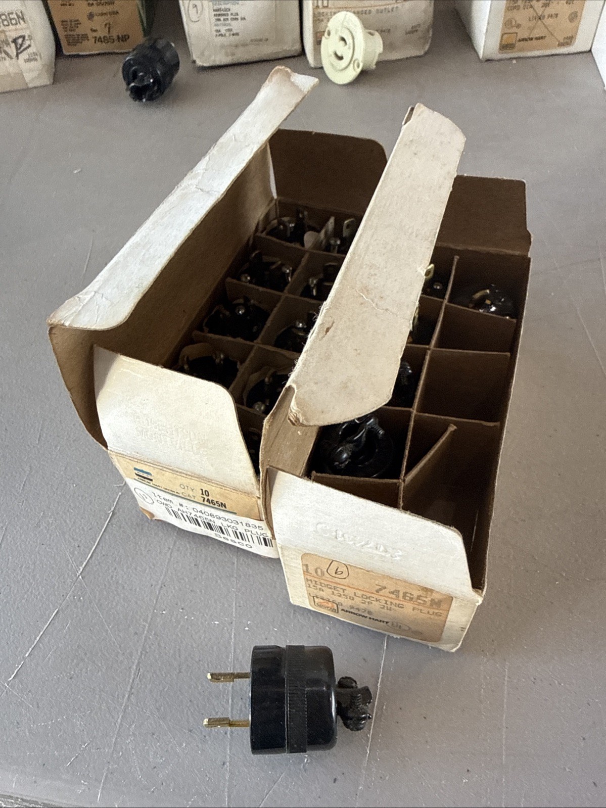 Lot of 16. 7465N Arrow Hart Midget Locking Plug 15 Amp, 25 Volt