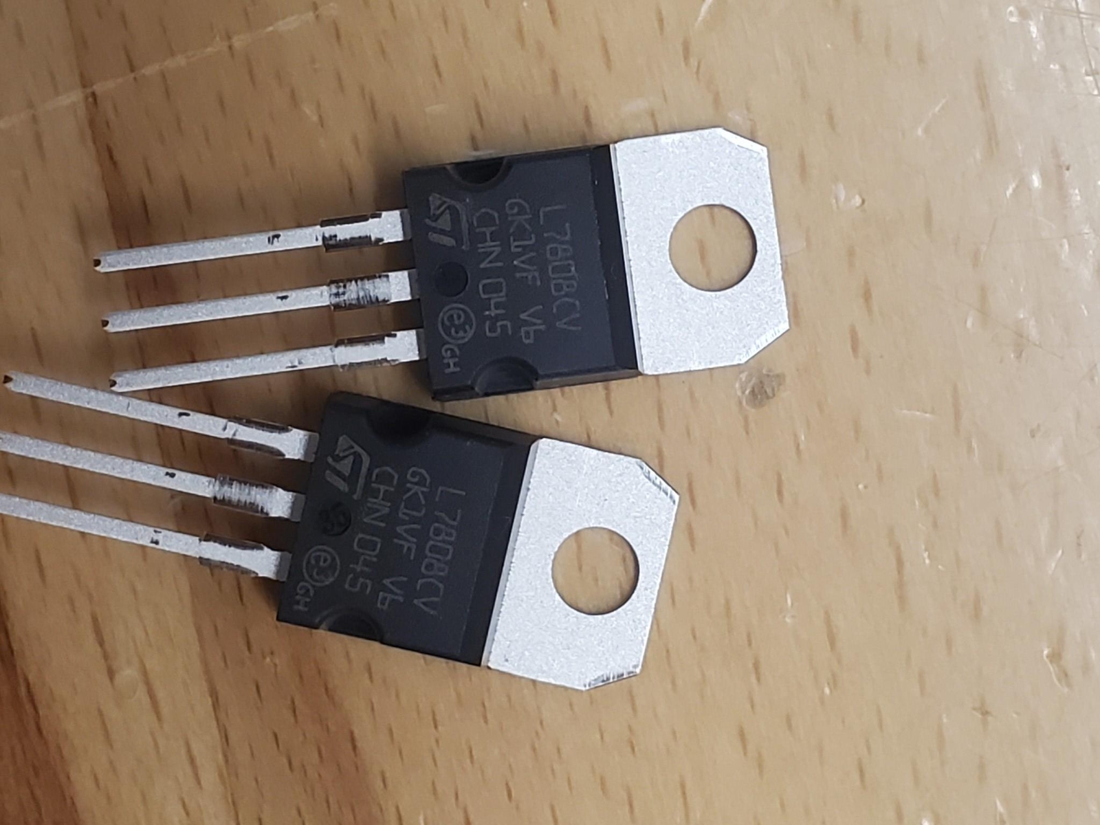 Set of 10, TO-220 Voltage Regulator IC + 8V (1.5A) L7808 7808 L7808CV LM7808