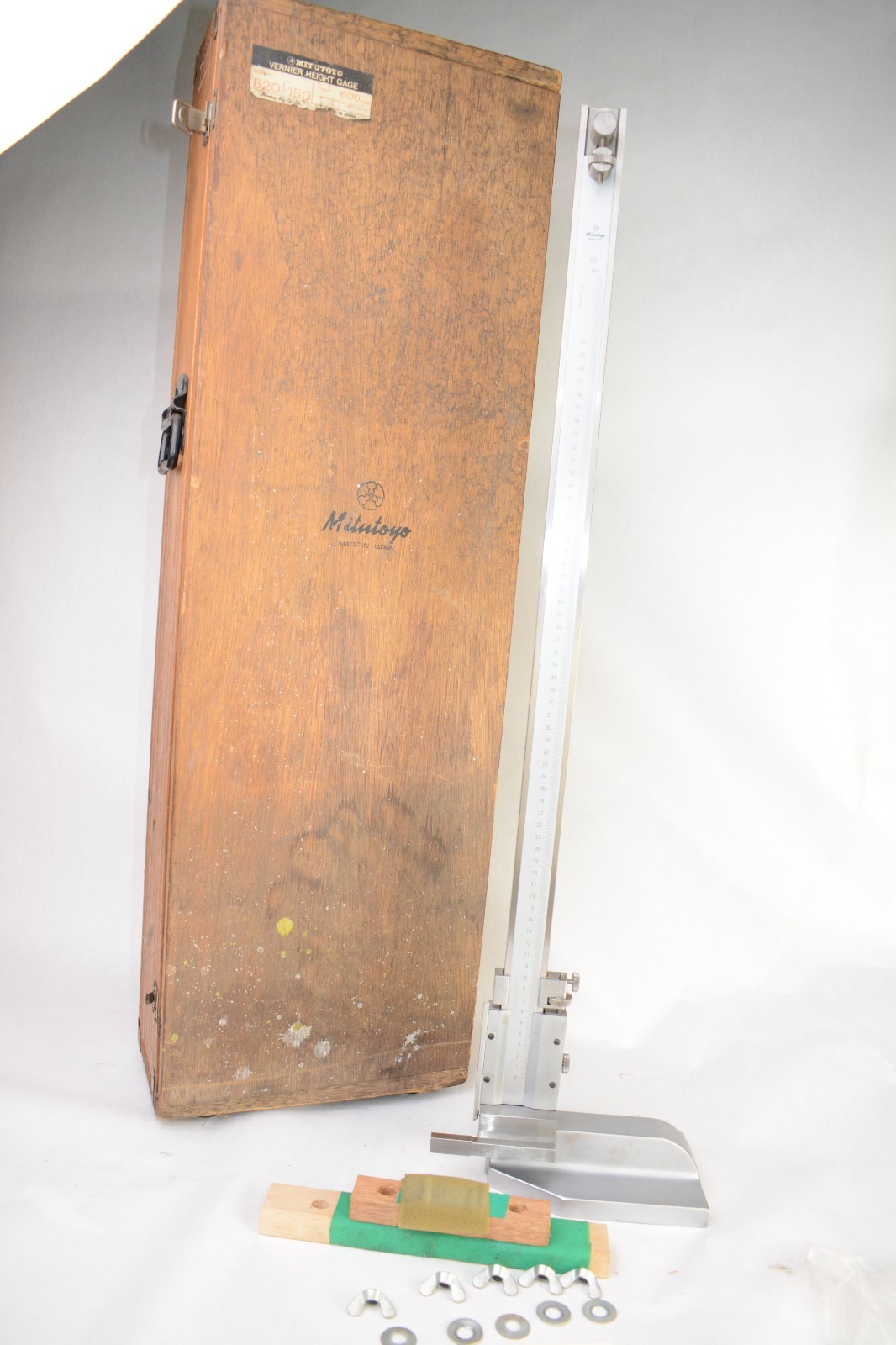 🌟 Mitutoyo 600mm Vernier Height Gage #520-150 – .02mm Graduation – Wooden Box