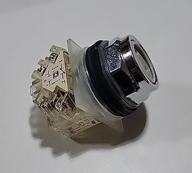 Square-D 9001-KR1UH13, Universal Pushbutton, Momentary, 1NO+1NC, 30mm