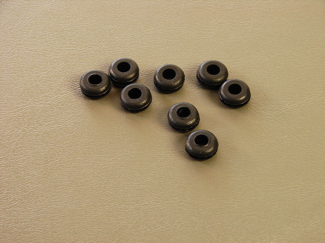 Set of Eight Brand NEW Genuine ProCraft 3/16″ Black Rubber Grommets RG187/406