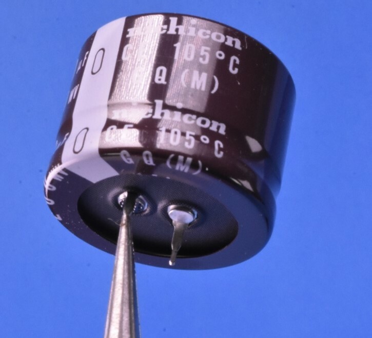 10 Nichicon LGU Series Aluminum Electrolytic Capacitors 105°C 680uF @ 200Vdc