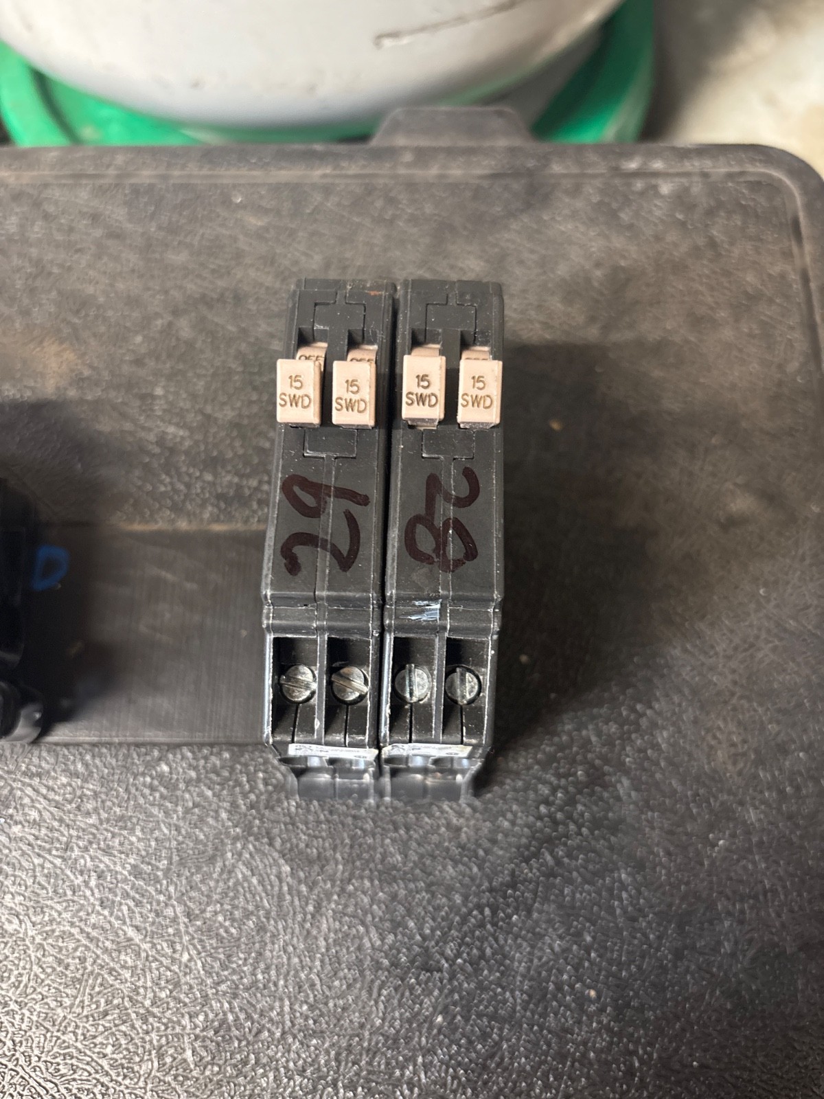 Circuit Breaker Eaton Cutler Hammer CHT1515 15/15 Amp Two 1 Pole Twin