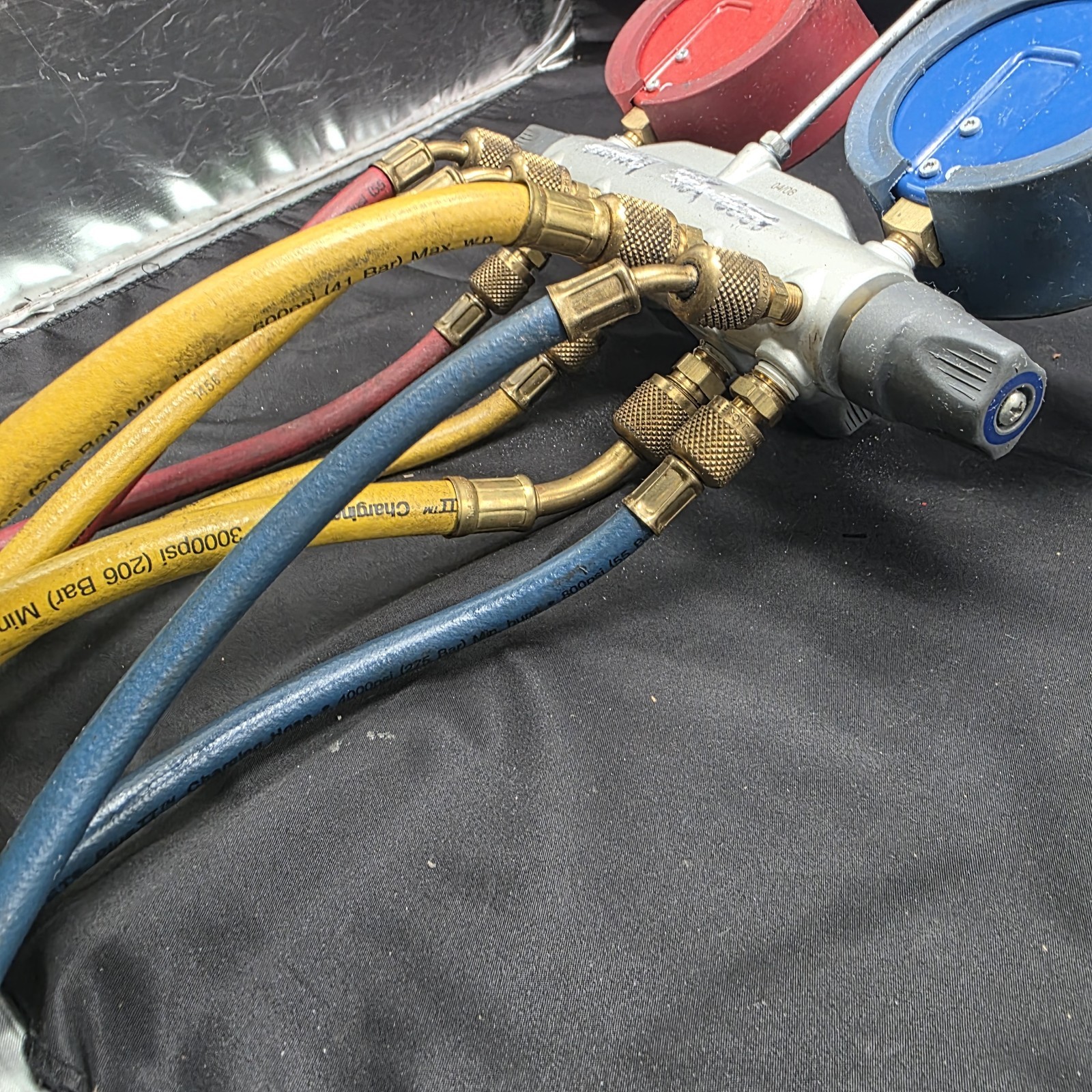 Yellow Jacket Brute II HVAC Manifold Gauge Set R134a R404A R407C w/ Hoses USA