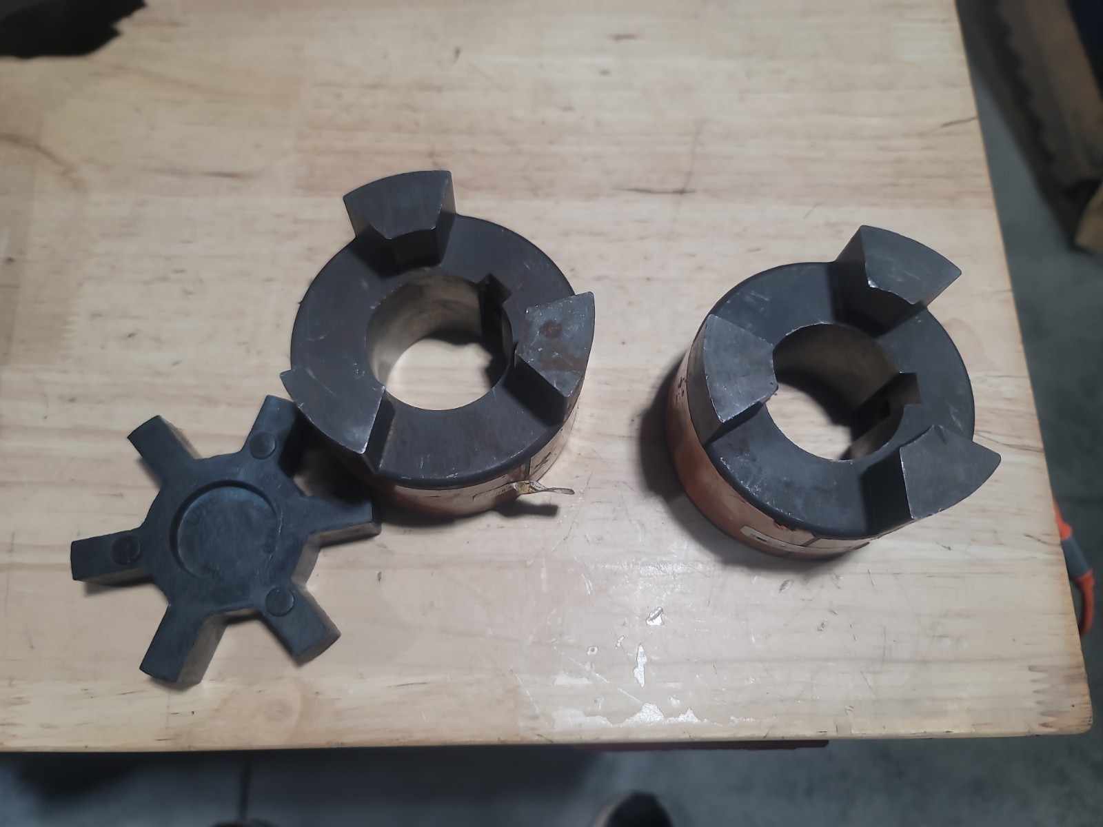 Lovejoy L-110X1.625/L-110 1.625 Coupling Set 1-5/8″ & 1-5/8″ Bore Hubs W Spider