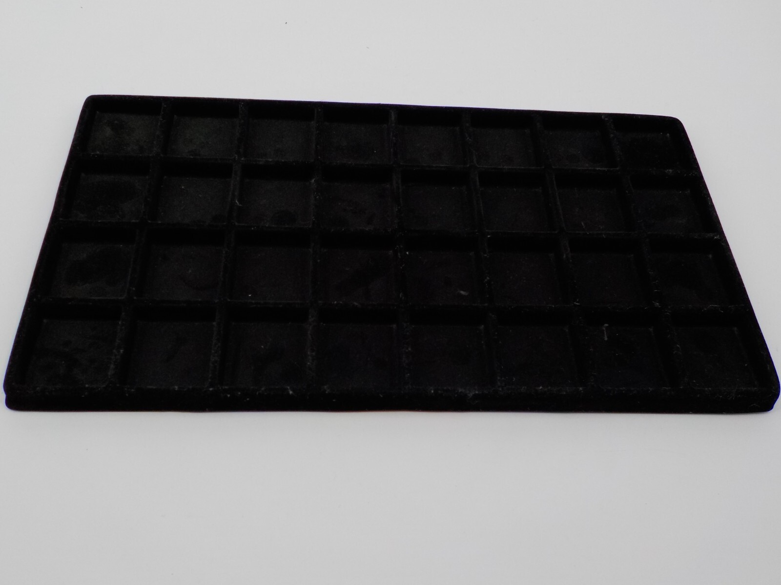 32 SPACE PLASTIC JEWELRY DISPLAY TRAY 14″X7.5″ FELT COVERED GRID 1 9/16″ SQUARES
