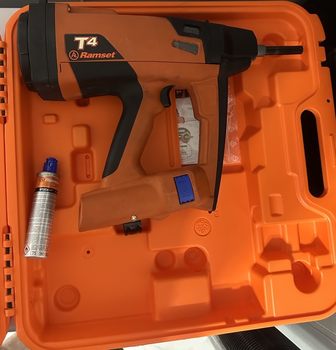 RAMSET T4SS Nail Gun Kit, GAS TOOL, CORDLESS, 2 BATTERIES, CASE AND CHARGER.