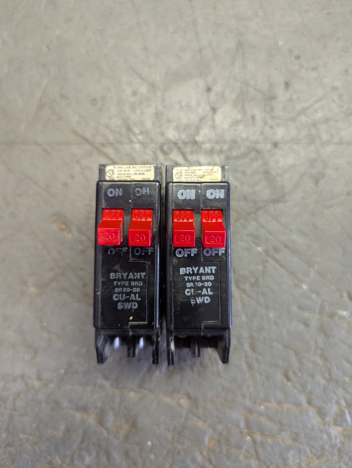 Pair Of Bryant BR2020 20 Amp 2 Pole Twin Tendem Circuit Breakers