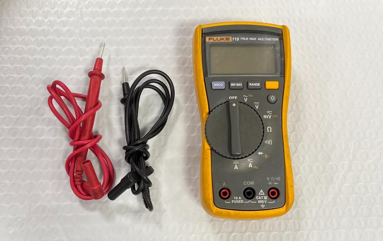 FLUKE 115 TRUE RMS MULTIMETER W/ LEADS- USED.