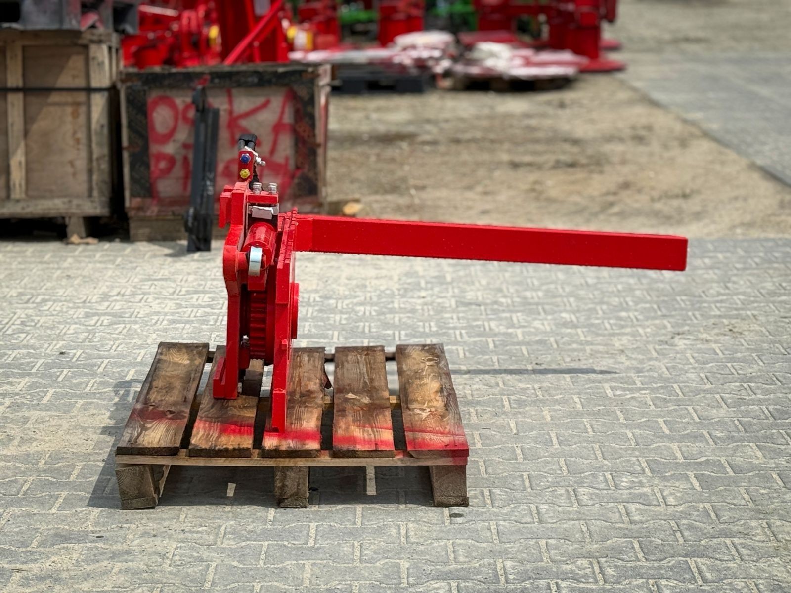 Crate turning device for forklift with holding arm FEM2 ISO2 pallet turner lathe