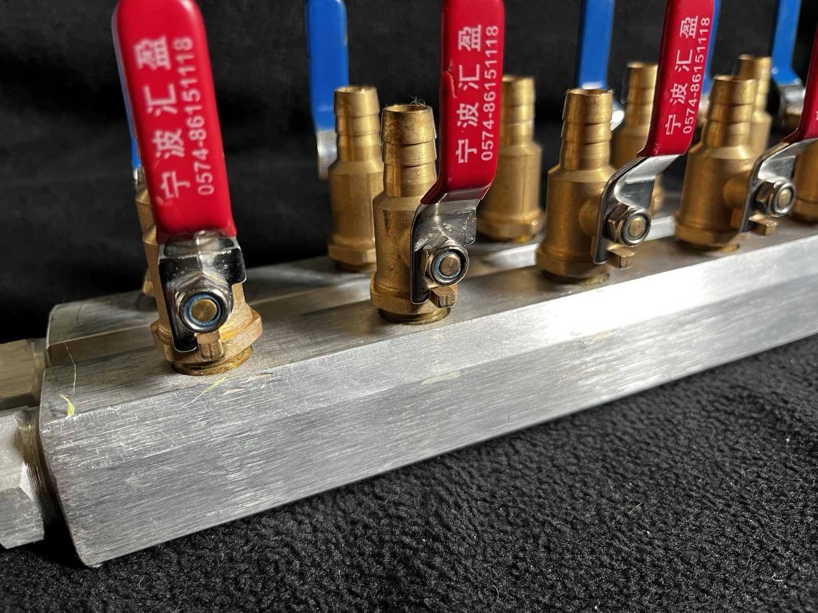 Aluminum Manifold with Brass Ball Valve and Dual Color Handles 6 Port 1/2