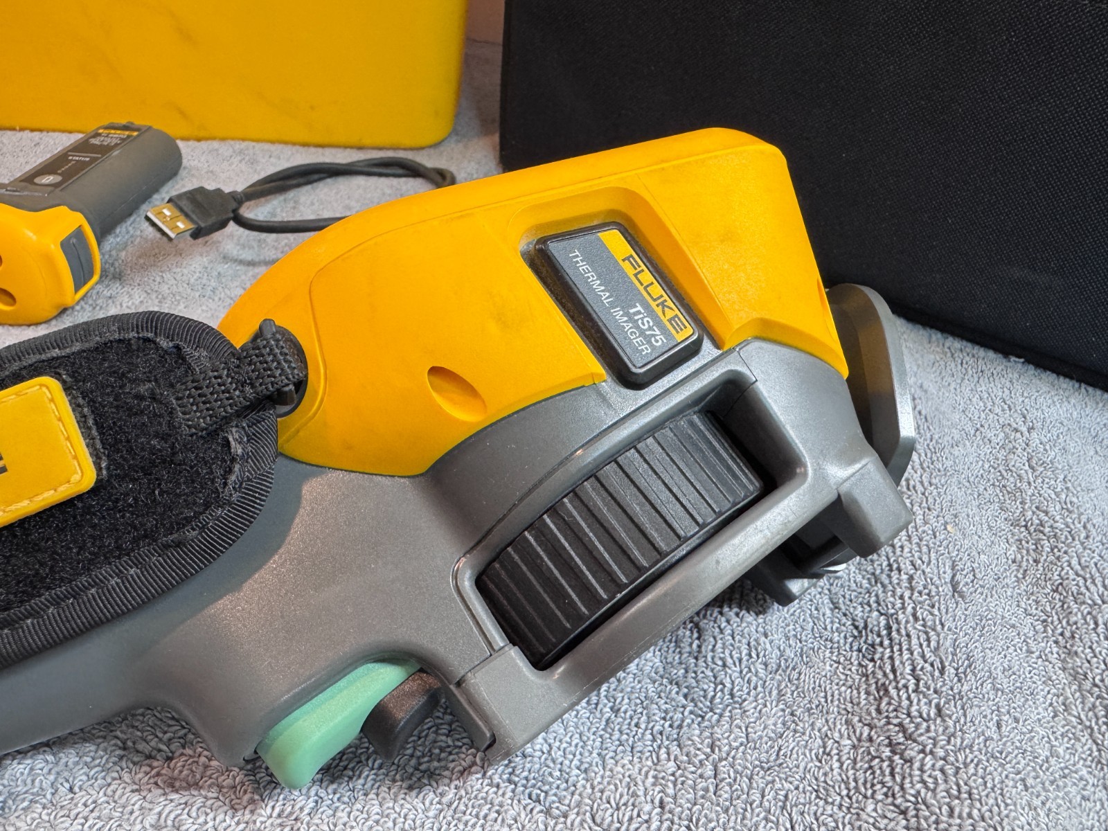 Pre-Owned Fluke TiS75 9Hz Thermal Camera Kit w/ Charger, 2 Batteries & Case