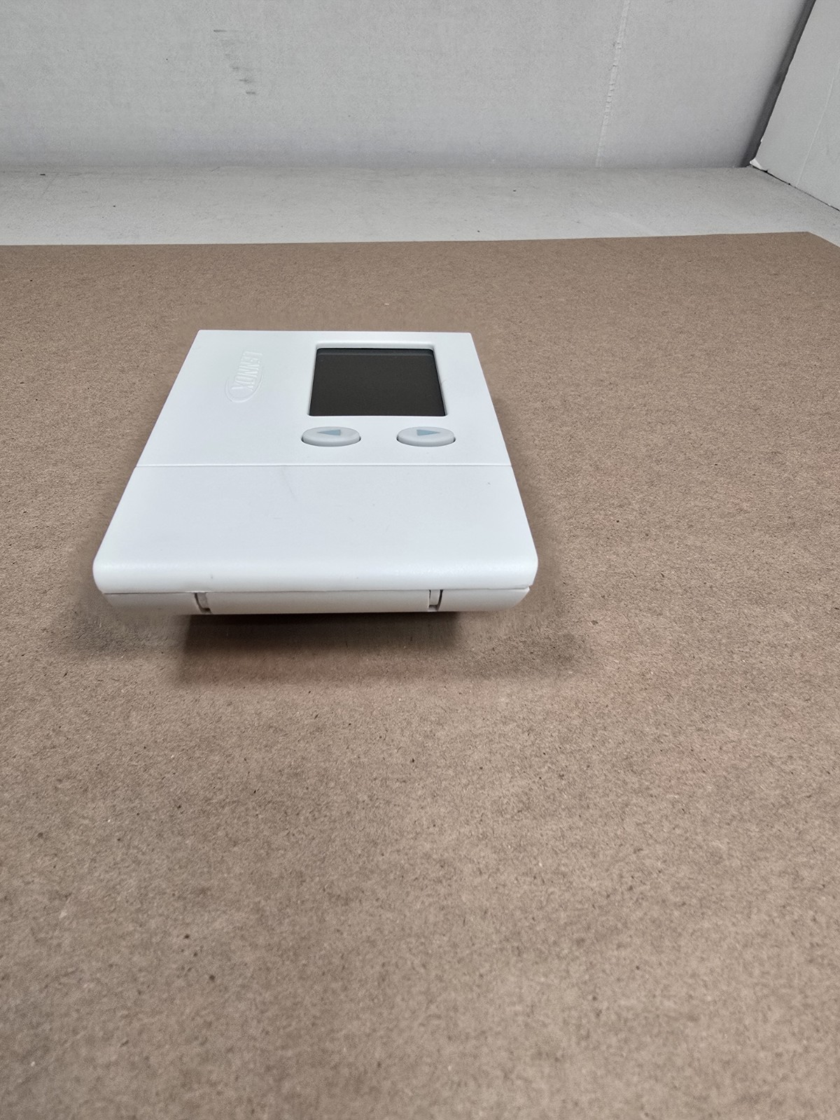 LENNOX 51M33 NON-PROGRAMMABLE, HEAT PUMP, 2H/1C, THERMOSTAT White Pre-owned