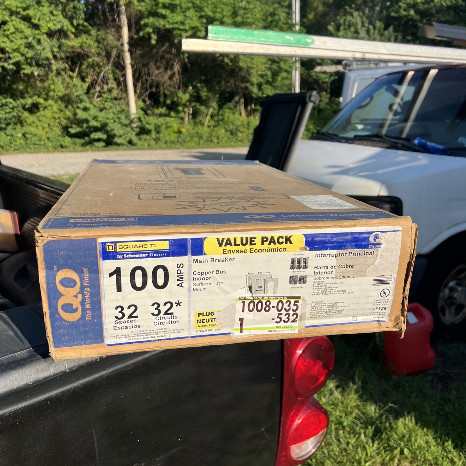 Main Breaker Plug-On Neutral Load Center QO 100 Amp 32-Space 32-Circuit Indoor