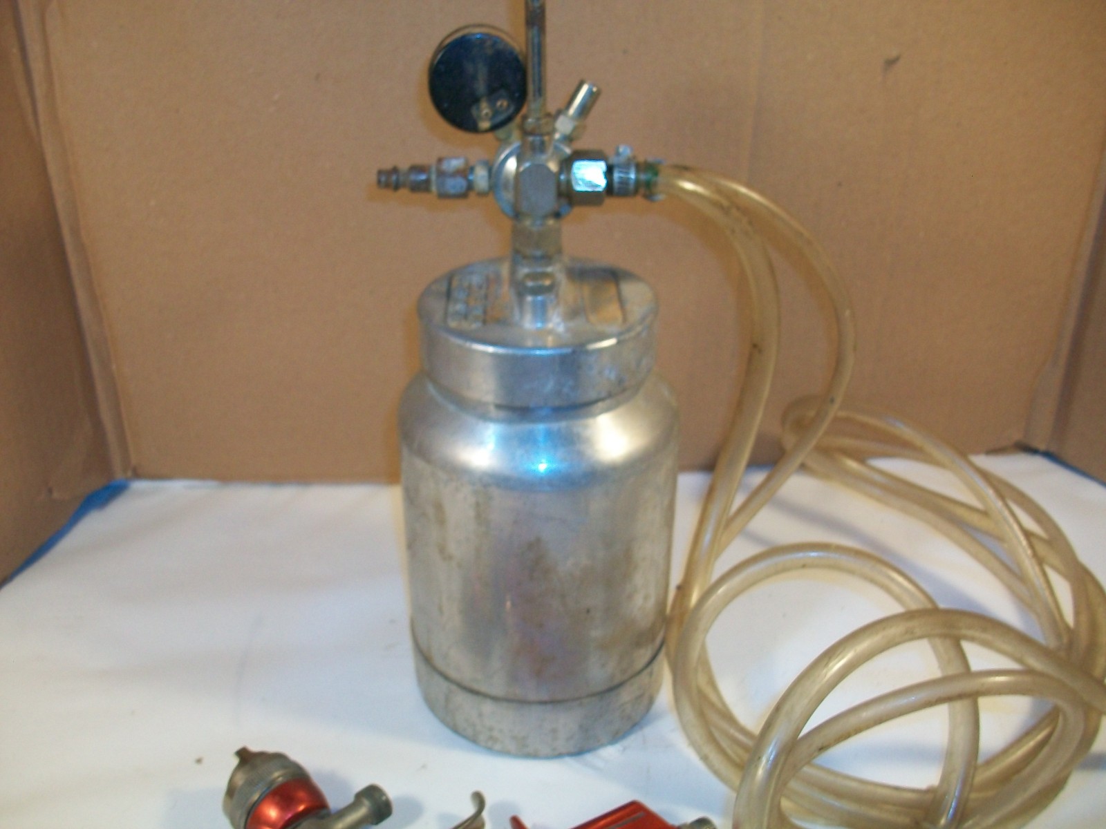 BINKS 2100 Spray Gun w/ Regulator & 2 Quart Pressure Pot & BBR Red Gun Untested