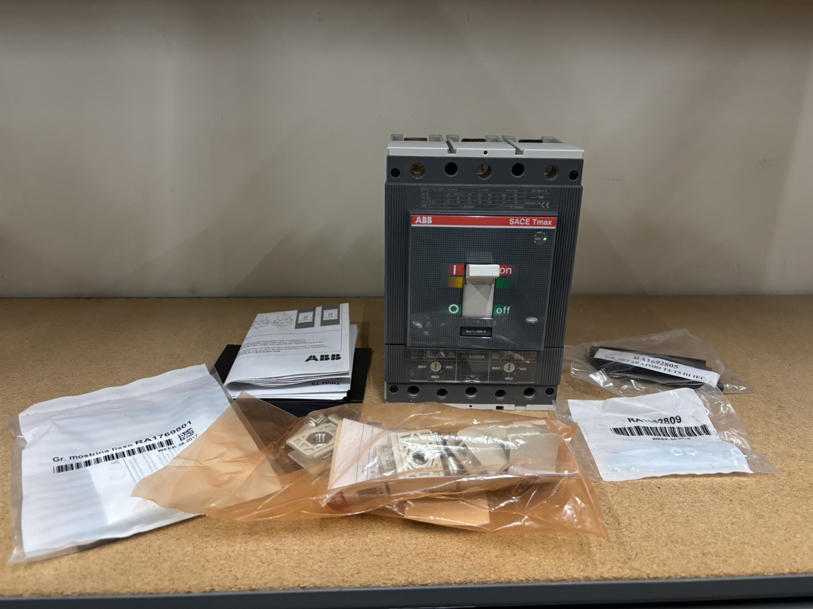 ABB T5 N 630 Industrial Circuit Breaker – 630A – (1SDA054456R1) *NEW IN BOX*