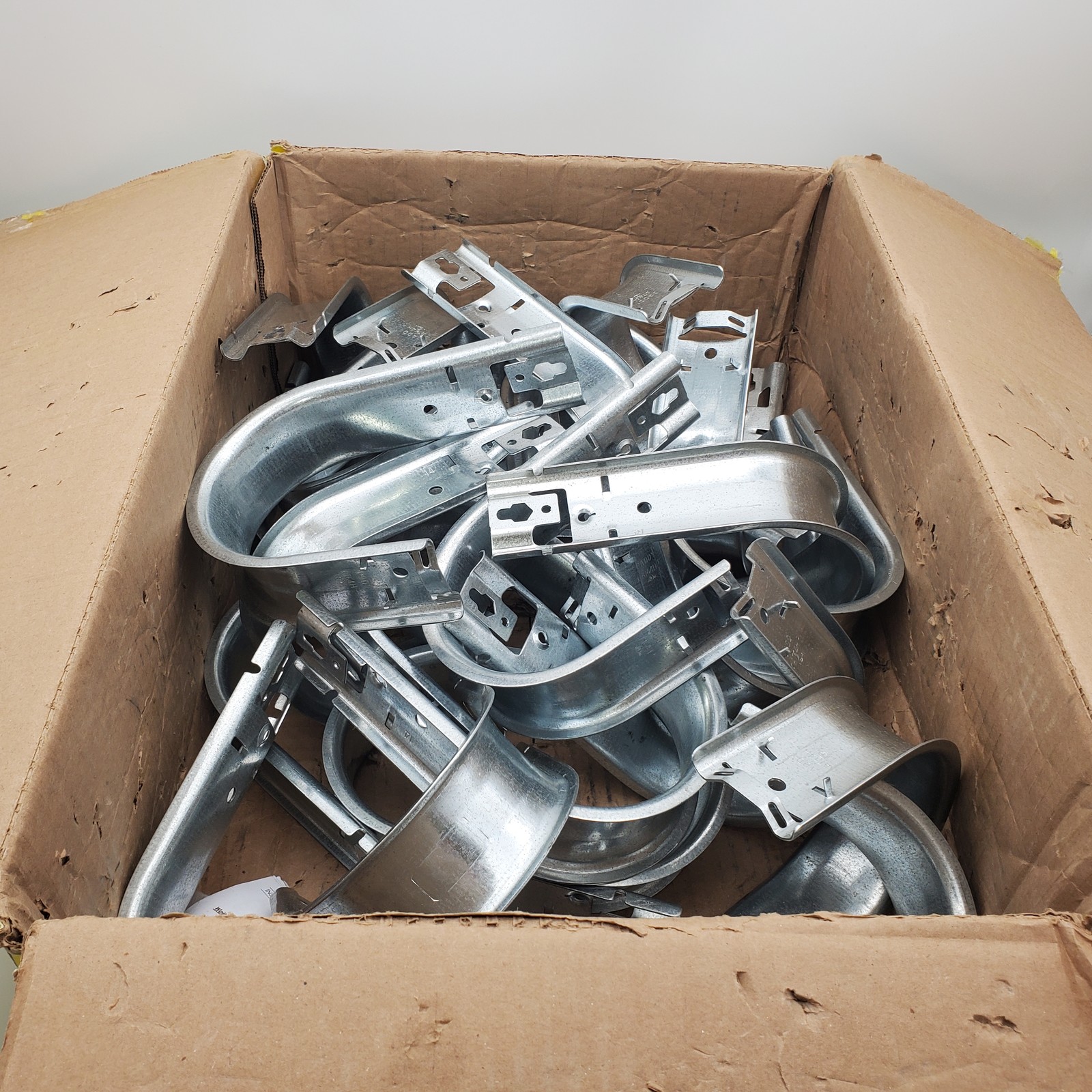 Box of 25 NVent Caddy CAT64HP High Performance 4″ Steel J Hooks 181064