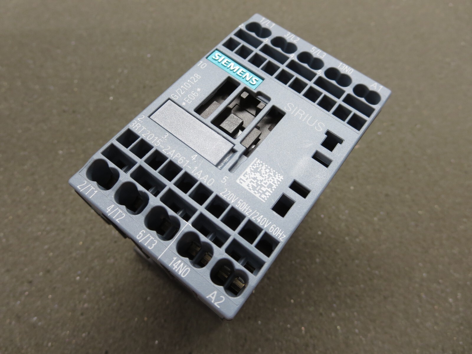 Siemens,3RT2015-2AP61-1AA0,Contactor,240V/60Hz,220V/50Hz,AC-3,7A, 400V, 1NO, 3kW