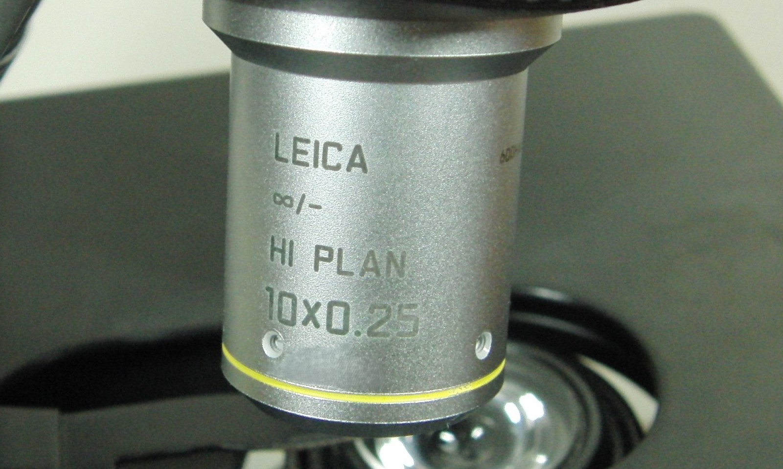 Leica DME 13595xxx Microscope with (4) HI PLAN Objectives 4x/10x/40x/100x