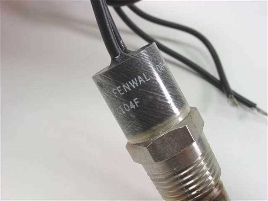 Fenwal 08-819021-015 Precision Snap Disc Thermostat Probe 08-81 104F SS