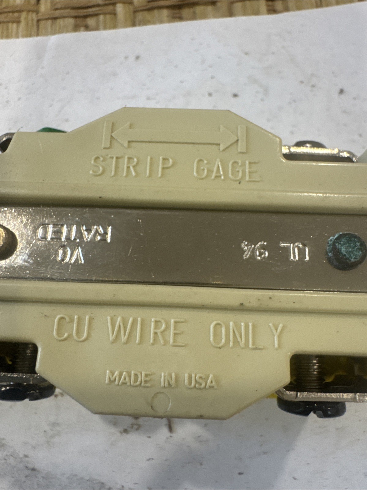 Leviton 27CM-30 L16-30R Locking Receptacle 30A 600V AC NOS No Box