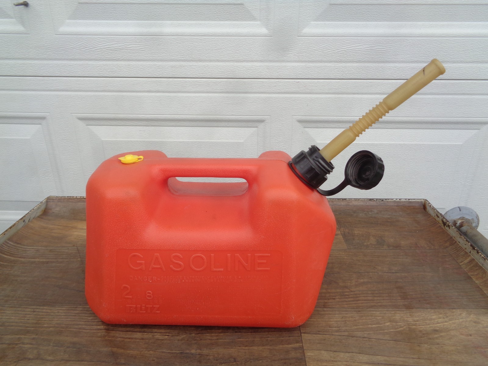 BLITZ 2.5 Gallon Plastic Gas Can w/ Old Style Pull Out Spout – Early Style