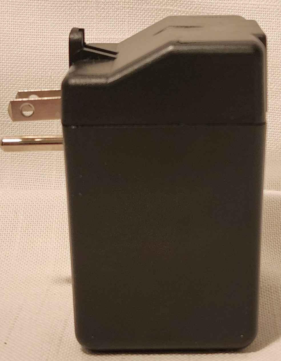 Radio Shack 273-1411 Reverse Converter , Output 240VAC / 60 Hz / 40 W