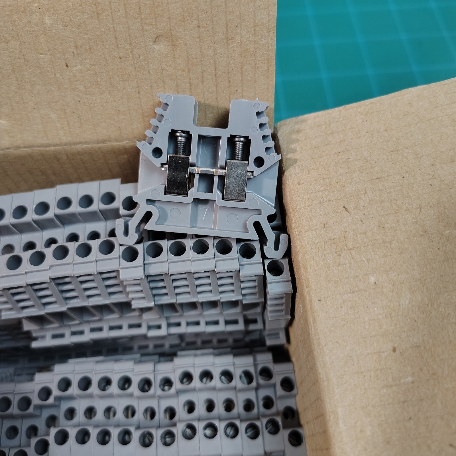 LOT of 50) Woertz 3450 Screw Terminal Block 4mm Gray 18-12 awg Din Rail Mount