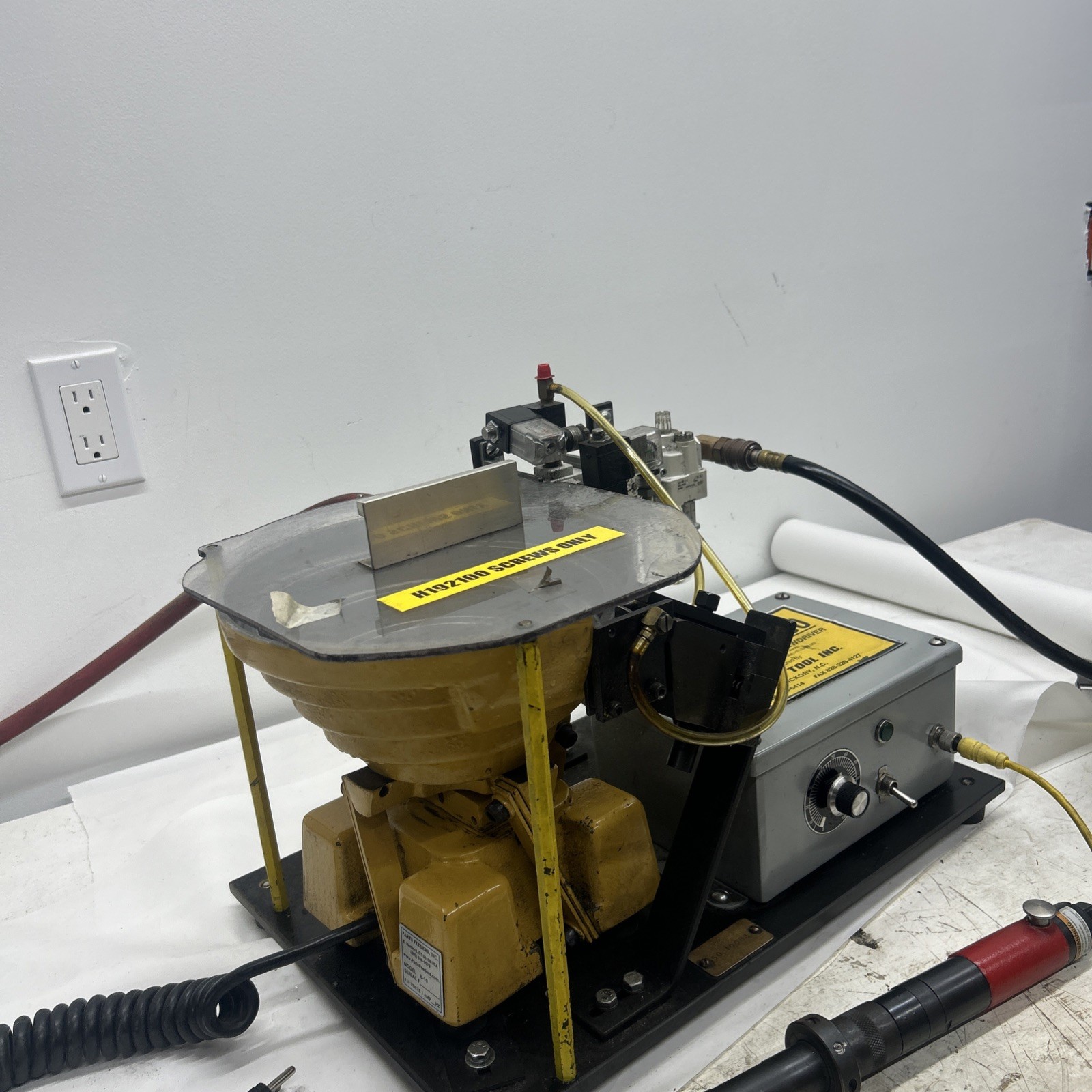 DTI 5000 Automatic Feed Screwdriver. Industrial Automatic Blow Feed Screw Gun.