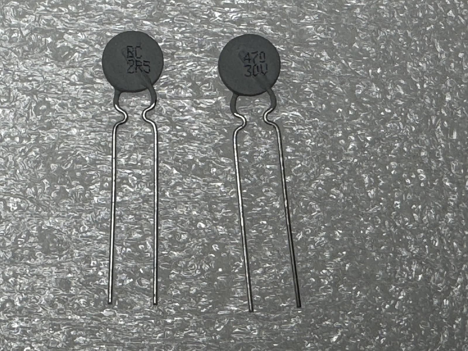 250 PCS PTCCL09H471DBE VISHAY PTC Thermistor 30V 2.5 Ohm R25 Dm=8.5mm Int 470mA