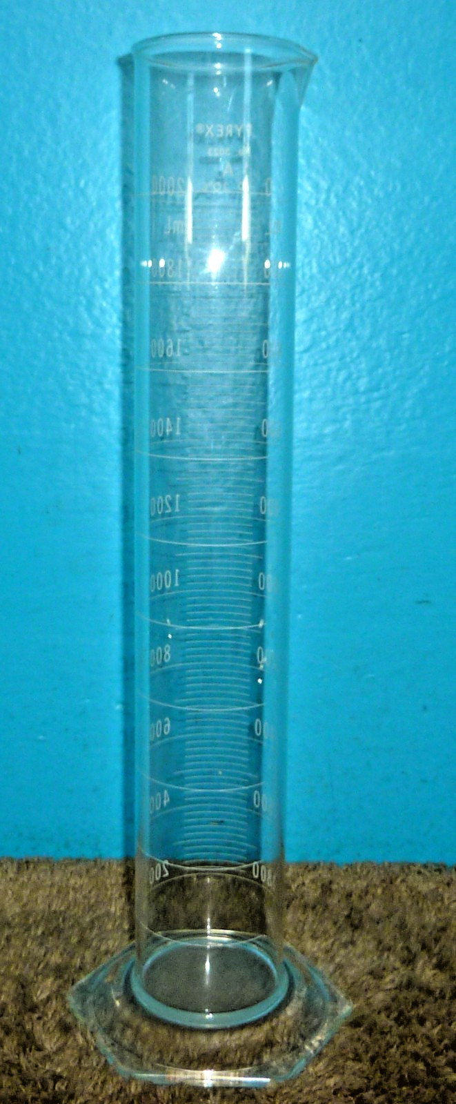 Pyrex No. 3023 2000mL Glass Graduated Cylinder Very Good Condition