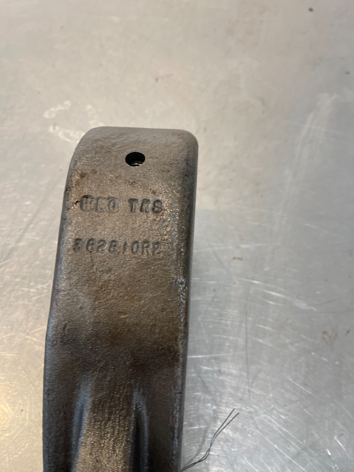 International IH 806 Tractor 3pt Hydraulic Lift Ram Arm Bracket 382810R2