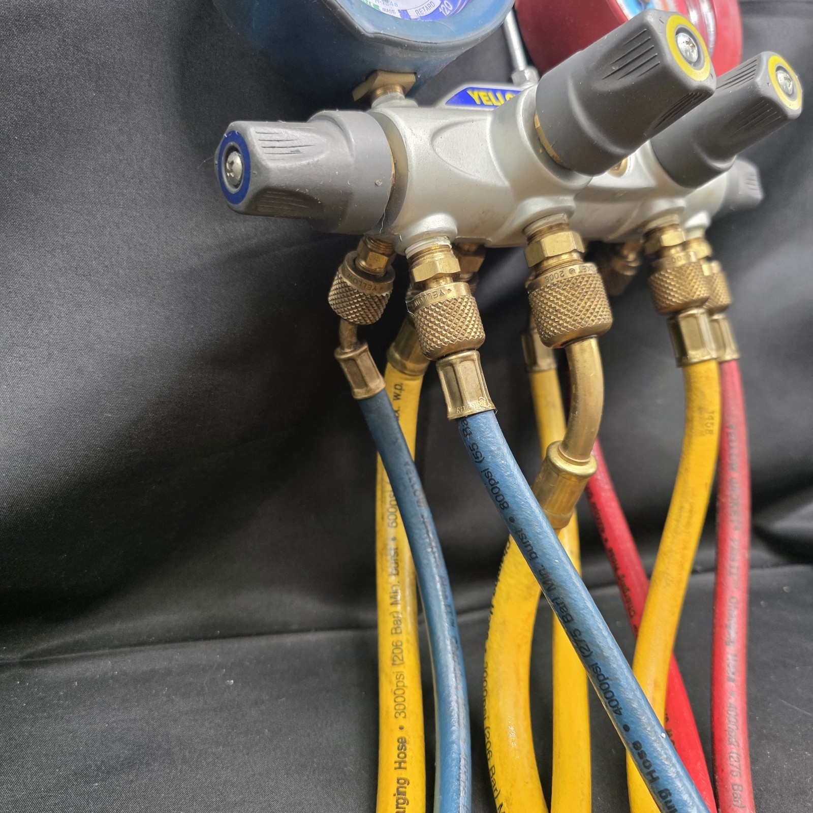Yellow Jacket Brute II HVAC Manifold Gauge Set R134a R404A R407C w/ Hoses USA