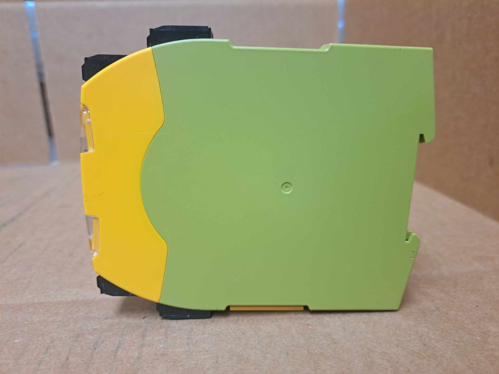 Pilz Safety Relay PN0Z s7 C 24VDC 4n/o 1n/c Ident.No. 751107