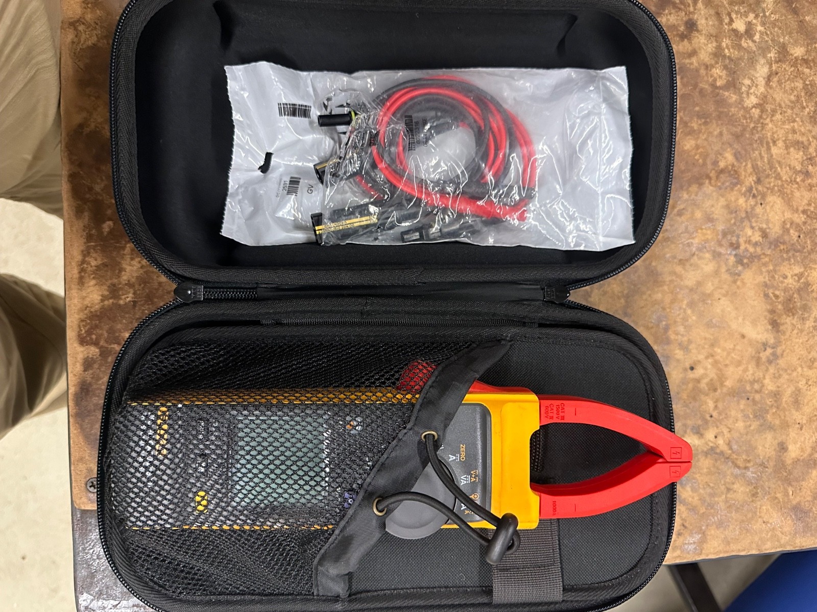 393 FC CAT III 1500V TRMS Clamp Meter with case & Leads