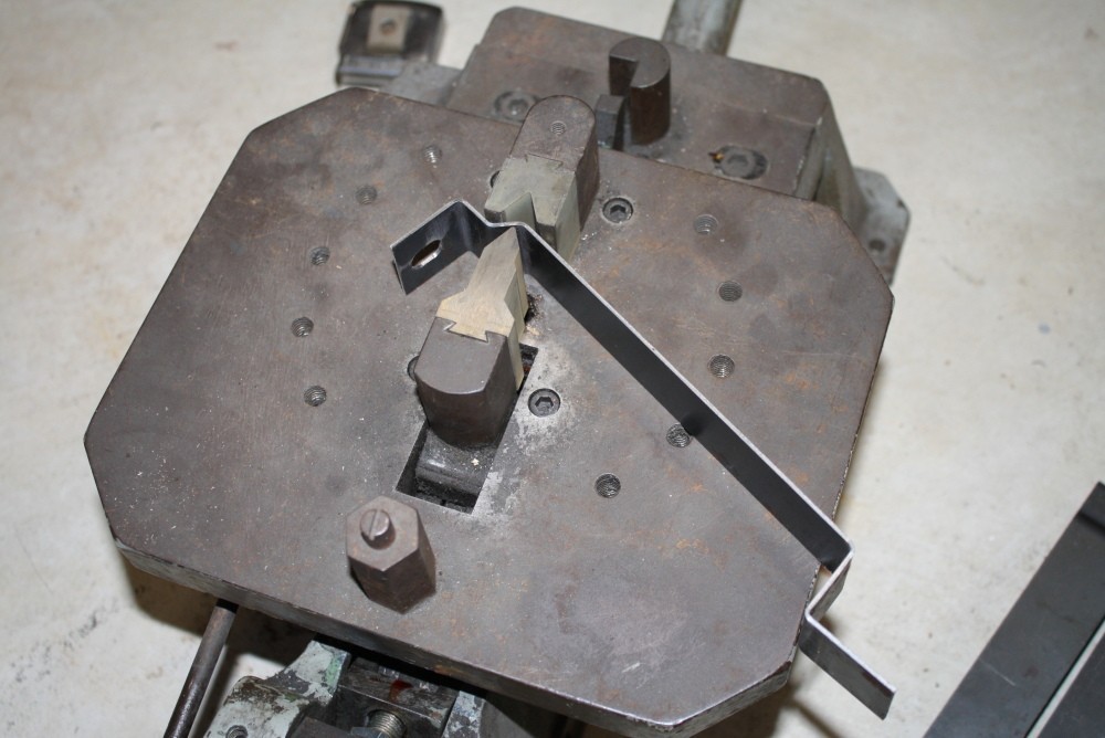 J A Richards Multiform Manual Bender 60 Deg. V Punch Die Set