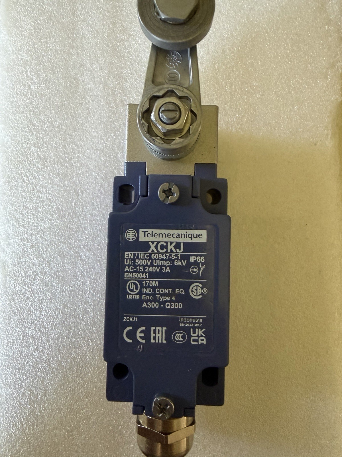 Telemecanique Sensors Xckj10513h7 Limit Switch, Roller Lever, Rotary, 1Nc/1No,