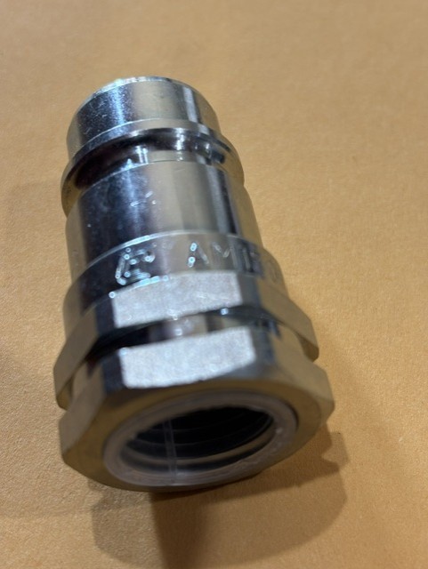 Intertraco – 1/2″ Ag Hydraulic Quick Connect Male Coupler, Poppet Valve Plug