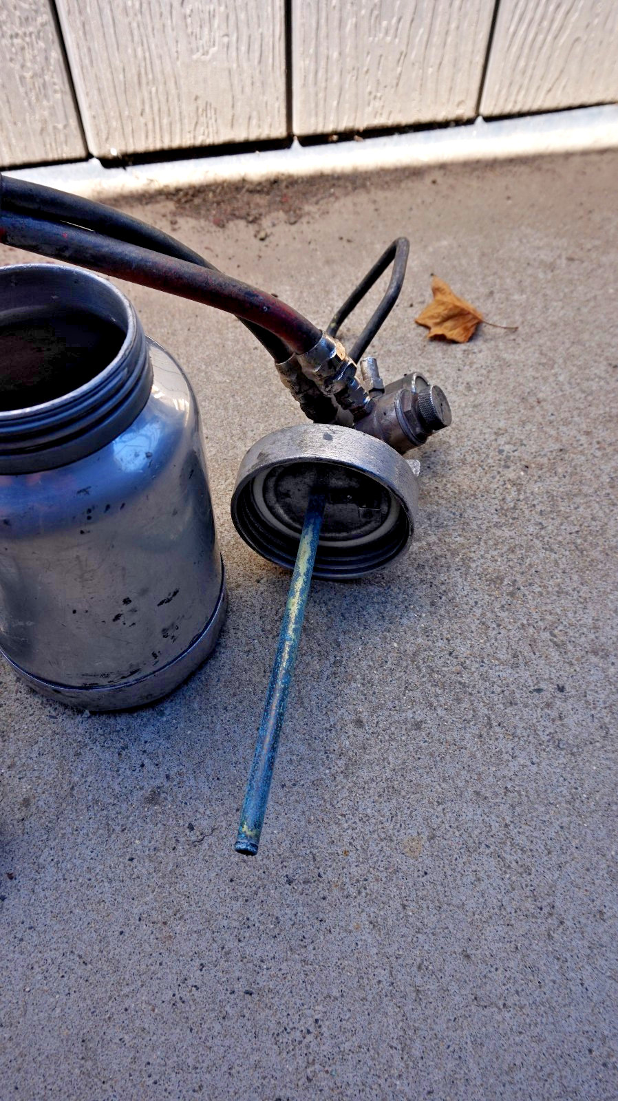 Binks Model 80 228 2 Quart Pressure Pot With Hoses, Regulator & Gauge Untested.