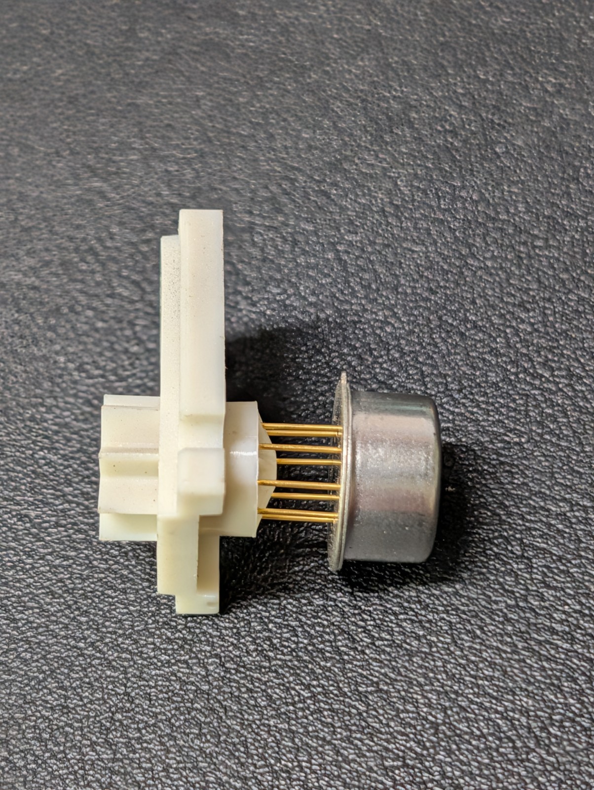 CTS 24.0 MHz Crystal Oscillator 2397042 Vintage 1989 TO-8 Can Metal Socket