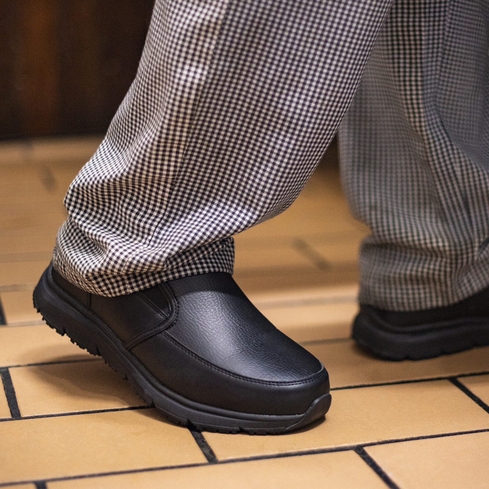 HISEA Men’s Non-Slip Shoes Slip-On Chef Shoes Water Resistant Kitchen Work Shoes