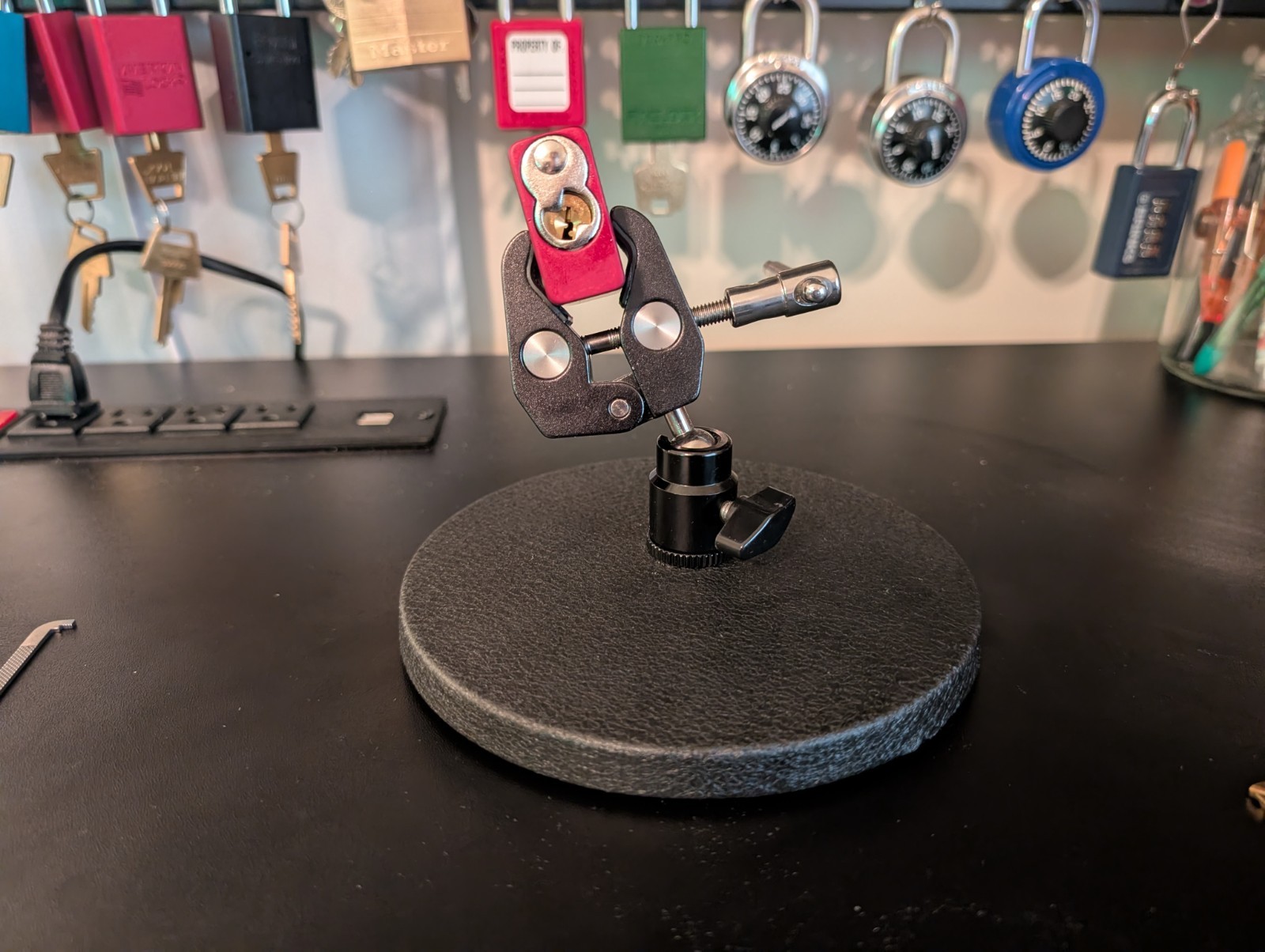 American lock 1100, Schlage, Masterlock Vise – Holds them all!